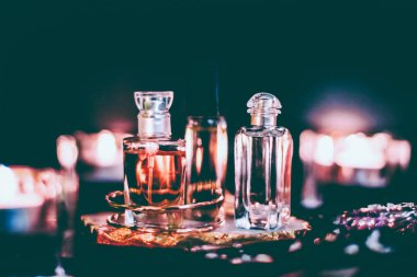 Parfüm şişeleri ve gece kaliteli koku, aroma kokusu, fra