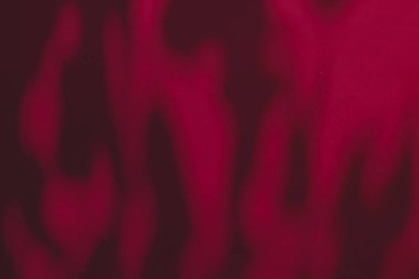 Soyut sanat, botanik gölgeler kestane rengi arka planda yer alır.