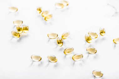 Sağlıklı beslenme için D vitamini ve Omega 3 hapları.