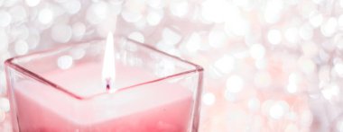 Noel 'de gül aromalı mum ve yeni yıl ışıltısı.