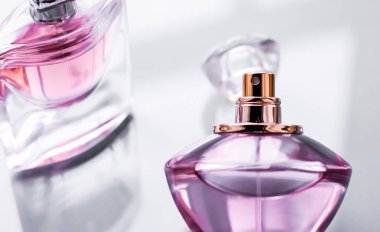 Parlak arka planda pembe parfüm şişesi, tatlı çiçek kokusu, gl