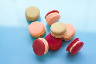 Mavi arka planda Fransız kurabiyeleri, Paris 'in şık cafe tatlıları.,