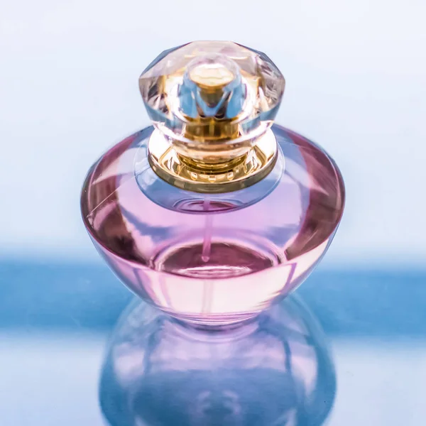 Μπουκαλάκι αρωμάτων ροζ σε γυαλιστερό φόντο, γλυκό λουλουδάτο άρωμα, gl — Φωτογραφία Αρχείου