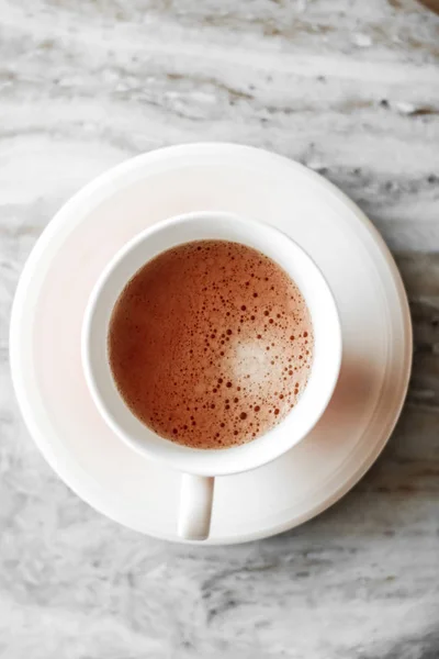 Taza de café de la mañana con leche en piedra de mármol plano laico, bebida caliente —  Fotos de Stock