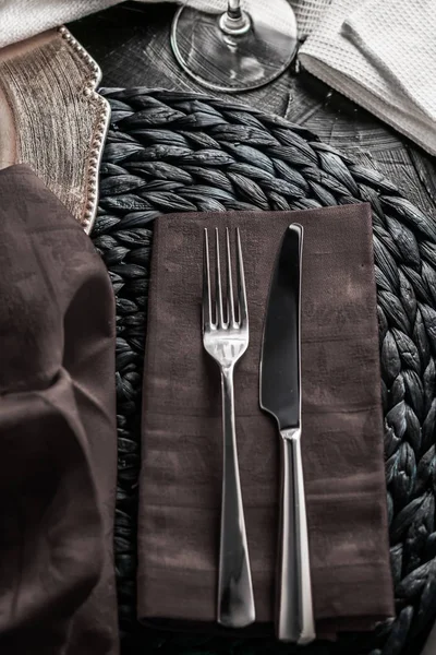 Apparecchiatura tavola vacanza con tovagliolo marrone e posate d'argento, cibo — Foto Stock