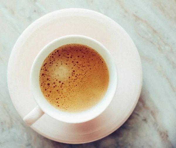 구슬로 된 평평 한 바닥에 우유를 탄 아침 커피 잔, 뜨거운 음료 — 스톡 사진