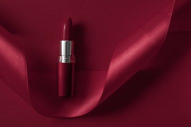 Şatafatlı ruj ve kestane rengi tatil arka planında ipek kurdele, anne.