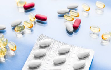 Beslenme için haplar ve kapsüller, yaşlanmayı önleyen güzellik takviyesi.