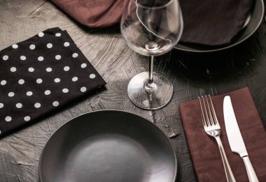 Kahverengi peçeteli boş sofra takımı, yemek tasarım malzemeleri, d