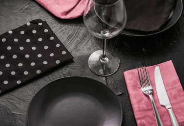 Pembe peçeteli boş sofra takımı, yemek tasarım malzemeleri, de