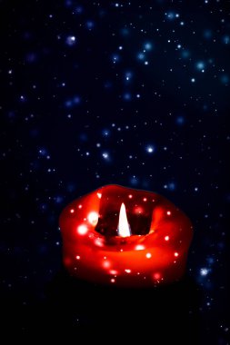 Koyu pırıl pırıl kar arka plan üzerinde kırmızı tatil mum, lüks 