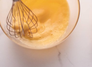 Ev yapımı yemek olarak mermer masada yumurta karıştırmak.