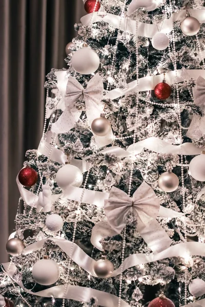 Décorations d'arbres de Noël, boules, arcs et guirlandes comme festiv — Photo
