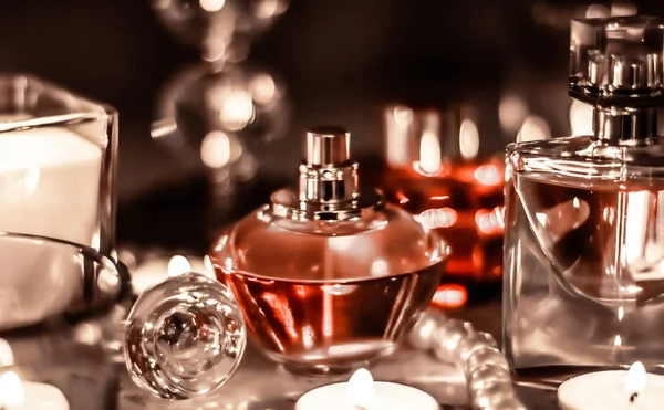Parfümös üveg és évjárat illat a csillogó hiúság asztal a — Stock Fotó