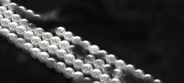 Moda de joyería costera, collar de perlas bajo agua negra —  Fotos de Stock