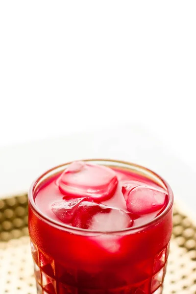 Ποτήρι κόκκινο κοκτέιλ με πάγο, πολυτελές μπαρ πάρτι — Φωτογραφία Αρχείου