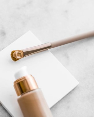 Makyaj şişesi ve mermer, makyaj fırçası