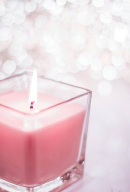Noel 'de gül aromalı mum ve yeni yıl ışıltısı.