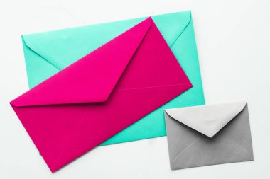 Mermer yatık arka planda boş kağıt zarflar, tatil posta