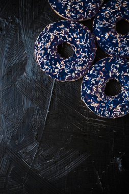 Dondurulmuş donutlar, kırsal ahşap üzerinde tatlı tatlılar. 