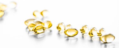 Sağlıklı beslenme için D vitamini ve Omega 3 hapları.