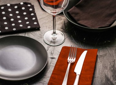 Kahverengi peçeteli boş sofra takımı, yemek tasarım malzemeleri, d