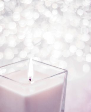 Noel 'de pembe aromalı mum ve yeni yıl parıltısı.