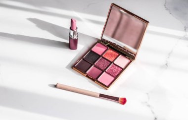 Kozmetik, makyaj malzemeleri mermer makyaj masasında, ruj.,