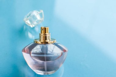 Parlak arka planda pembe parfüm şişesi, tatlı çiçek kokusu, gl