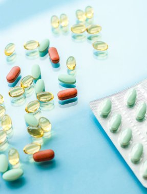 Beslenme için haplar ve kapsüller, yaşlanmayı önleyen güzellik takviyesi.