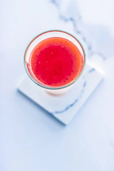 Jus de fruits de baie en verre, smoothie végétalien avec chia pour le régime alimentaire de — Photo