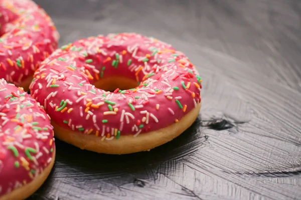 Milchbestreute Donuts, süßes Gebäck-Dessert auf rustikalem Holz — Stockfoto