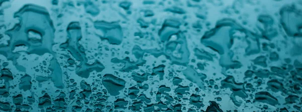 Su dokusu soyut arkaplan, su damlaları turkuaz cam üzerine — Stok fotoğraf