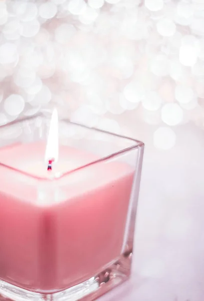 Rose aromatische kaars op Kerstmis en Nieuwjaar glitter backgrou — Stockfoto