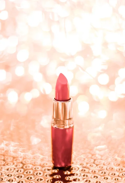 Lápiz labial de coral en oro rosa Navidad, Año Nuevo y San Valentín — Foto de Stock