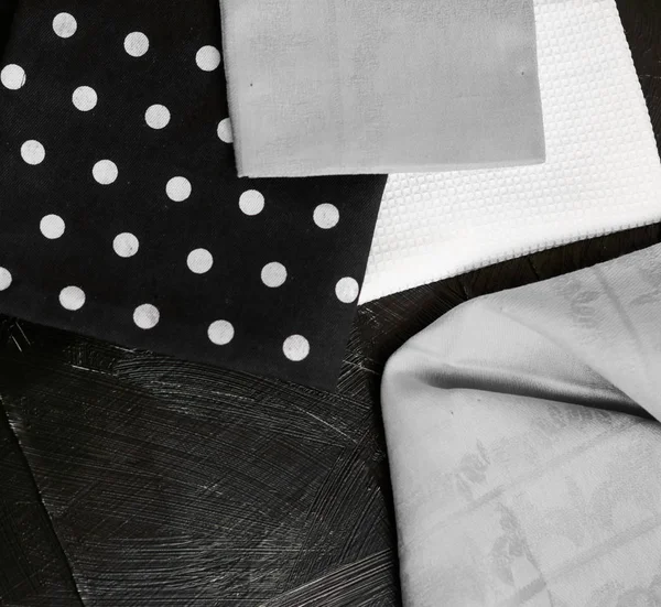 Textil de cocina sobre fondo de madera rústico negro, servilleta y a — Foto de Stock