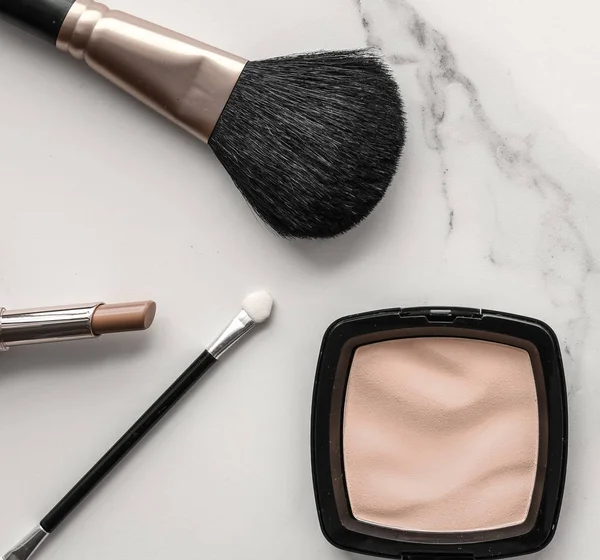 Make-up und Kosmetikprodukte auf Marmor, Flatlay-Hintergrund — Stockfoto