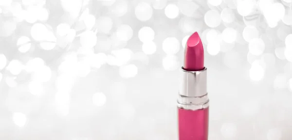 Roze lippenstift op zilveren kerst, nieuwjaar en Valentijnsdag — Stockfoto