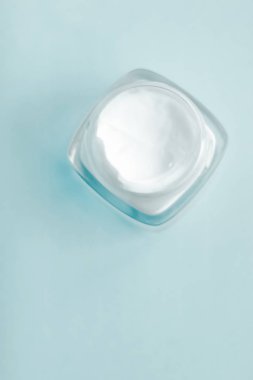 Nane arkaplanda yüz kremi nemlendirici kavanozu, nemlendirici cilt