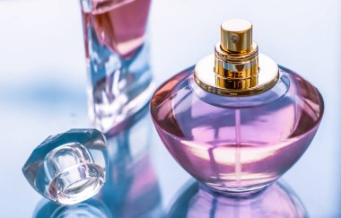 Parlak arka planda pembe parfüm şişesi, tatlı çiçek kokusu, gl