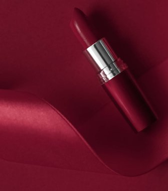 Şatafatlı ruj ve kestane rengi tatil arka planında ipek kurdele, anne.