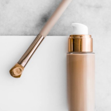 Makyaj şişesi ve mermer, makyaj fırçası