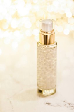 Tatil makyaj jeli, serum emülsiyonu, losyon şişesi ve altın.