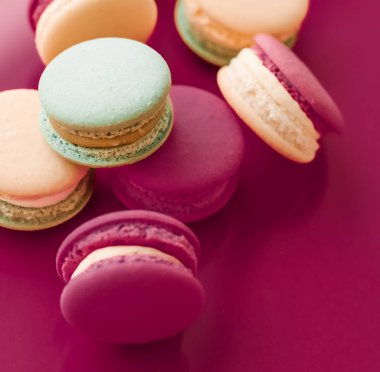 Kiraz pembesi arka planda Fransız kurabiyeleri, Paris 'in şık kahvesi.