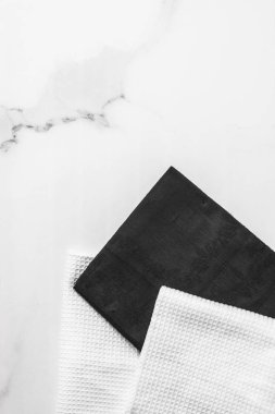 Şık beyaz mermer arka plan, peçete ve towe üzerine mutfak tekstili