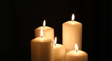 Aromatik vanilya sarısı mumlar gece, Noel, Yeni Yıl