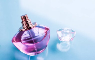 Parlak arka planda pembe parfüm şişesi, tatlı çiçek kokusu, gl