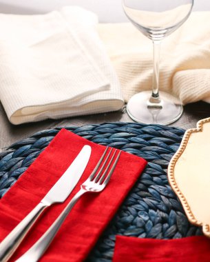 Kırmızı peçete, gümüş çatal bıçak ve yiyeceklerle birlikte tatil masası.