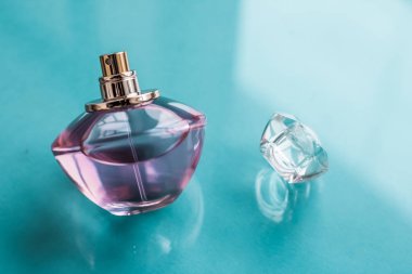 Parlak arka planda pembe parfüm şişesi, tatlı çiçek kokusu, gl