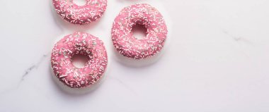 Şekerli çörekler, mermer masa B 'de tatlı tatlı tatlılar.